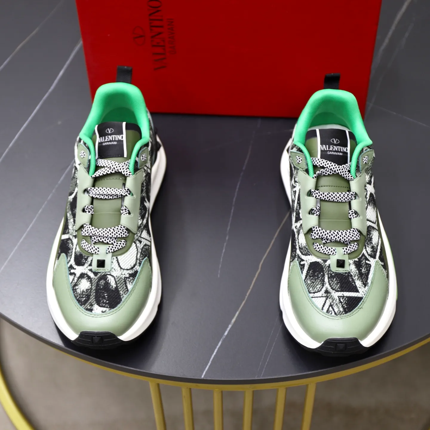 Ex-factory price: 520💰VALENTINO/Valentino Men's latest low-cut thick-soled sports shoes are shipped. Made with heavy industry, men's fine casual sports shoes, versatile style. Original leather, rubber lines embellished with geometric segmented uppers, hand-sewn with fine craftsmanship, novel and fashionable style, rubber soles with rivet details on the front and back, VALENTINO GARAVANI LOGO printed on the side, and Valentino Garavani decorative inlay on the tongue. Logo, comfortable, breathable and durable on the feet! Comes with full original packaging! Code number: 38-39-40-41-42-43-44 (45 can be customized)
